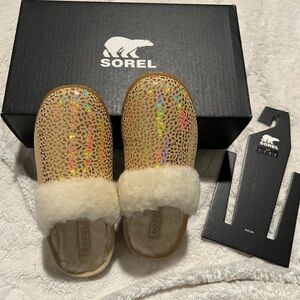 Sorel Youtg Tan and Gold Slippers